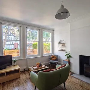 *unique & Garden, Near Beach* Apartment